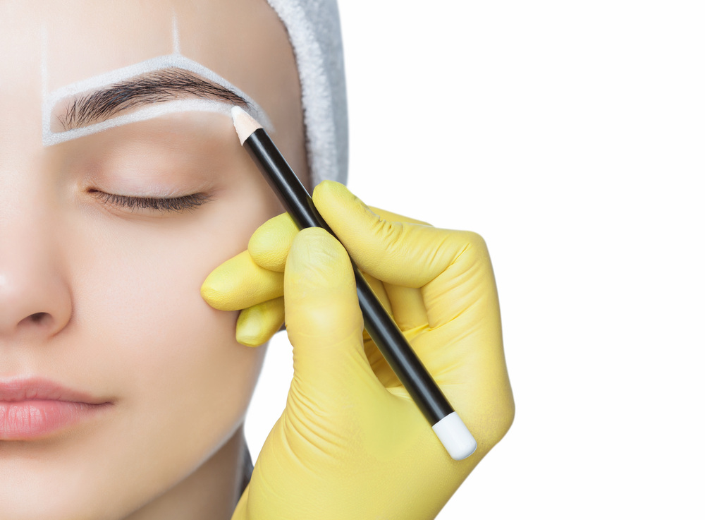 眉毛アートメイク施術中