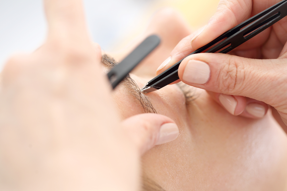 眉毛アートメイク施術中