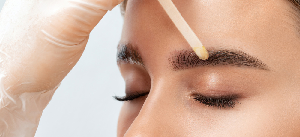 眉毛アートメイク麻酔クリーム塗布中