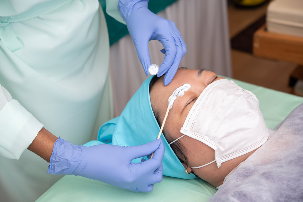 眉毛アートメイク麻酔クリーム塗布中