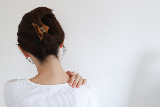 肩こりを気にする女性