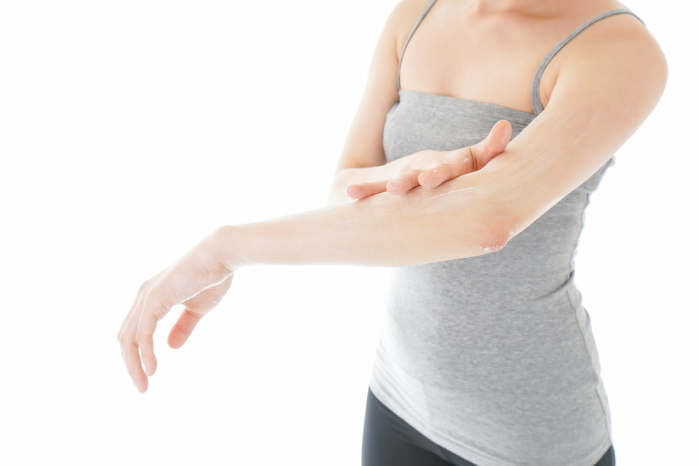 腕を気にする女性