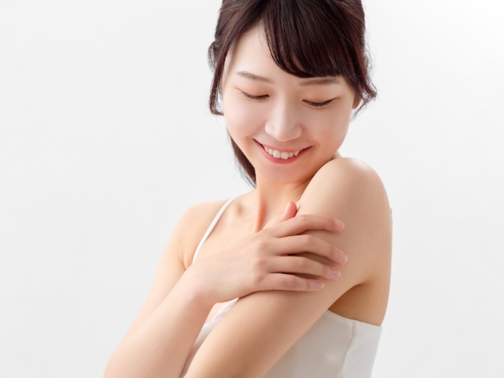 腕を気にする女性