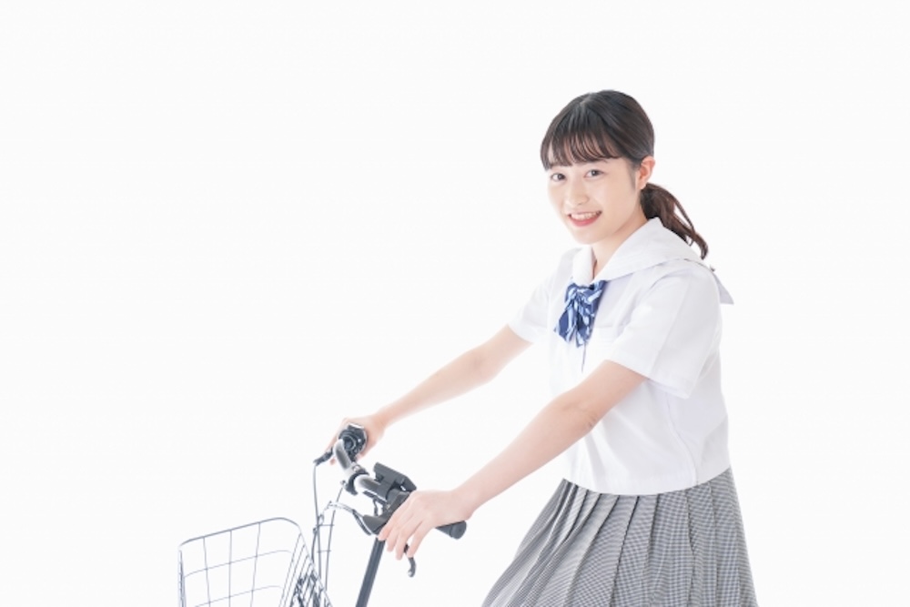自転車に乗る女子中学生