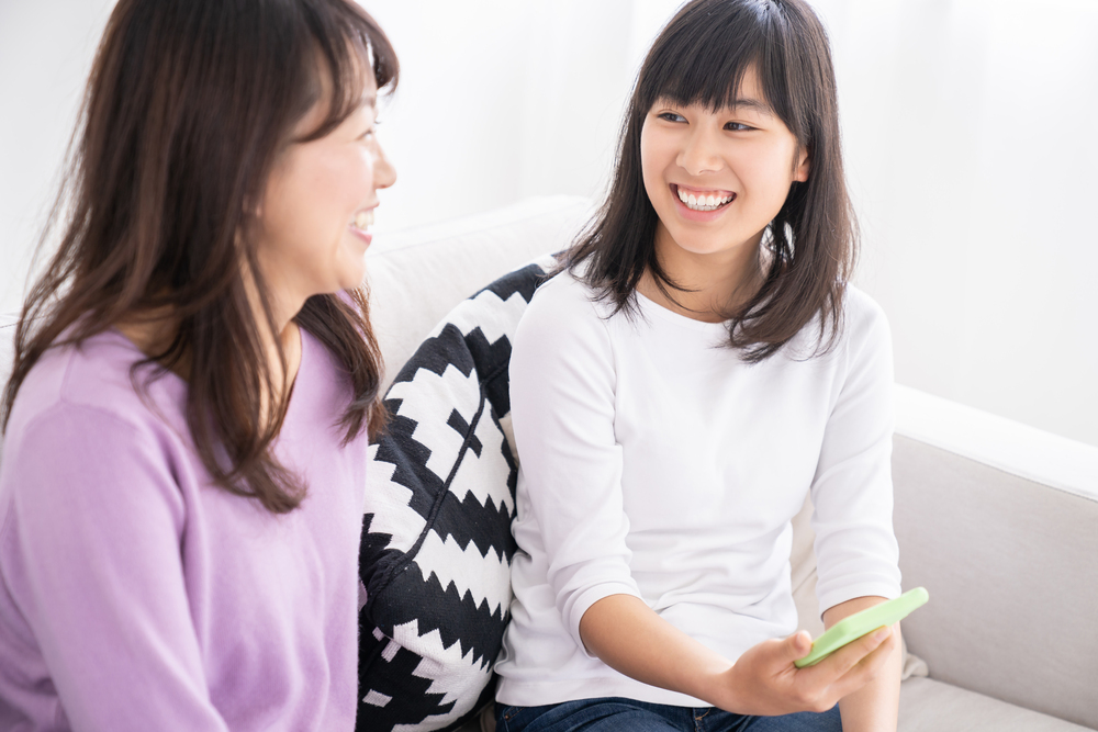 親子が微笑む様子