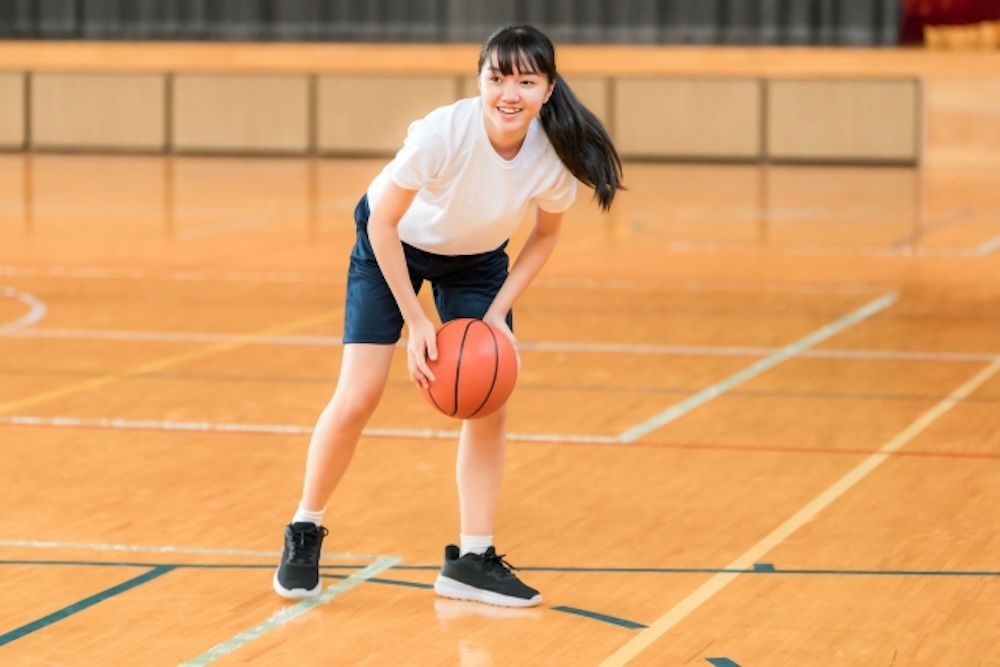 運動をする女子中学生