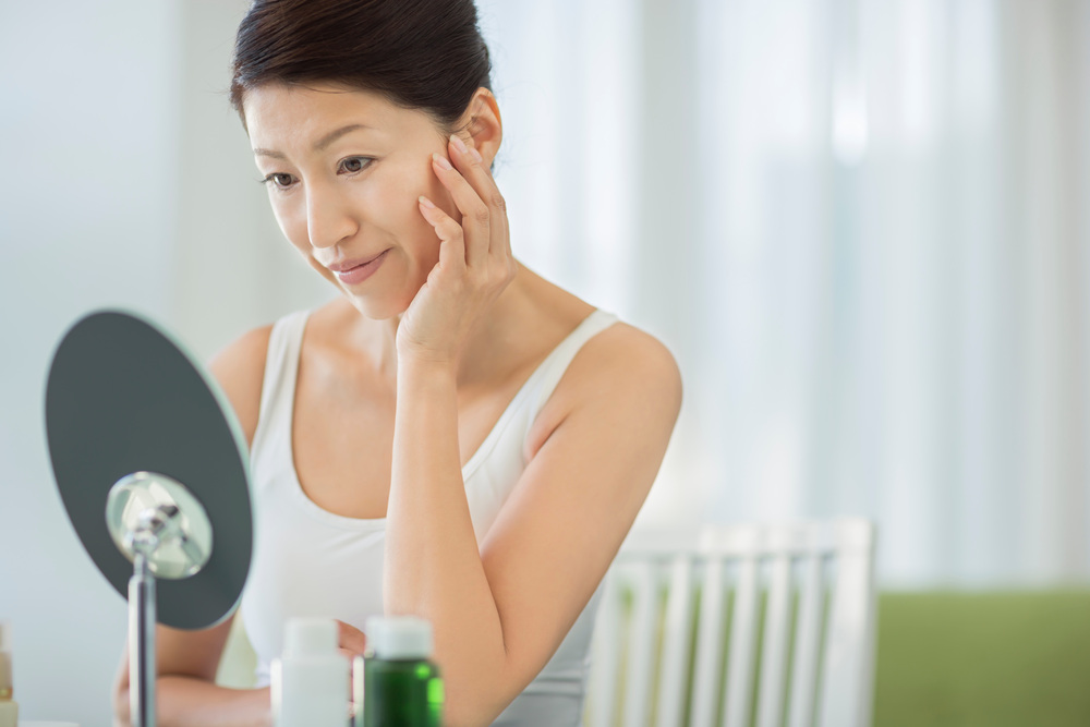 鏡を見る中高年の女性