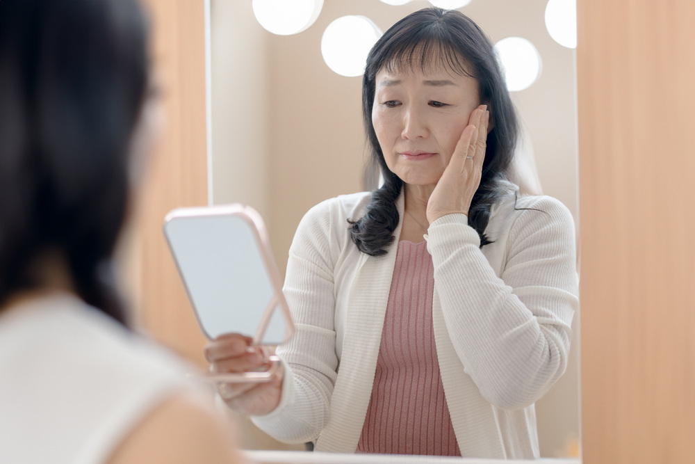 鏡を見る中高年の女性