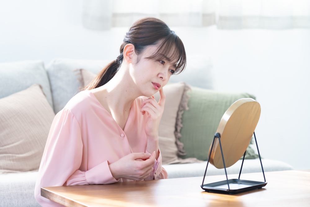 鏡を見る女性