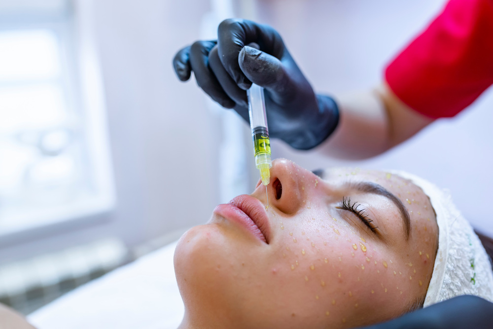 顔に注入する様子