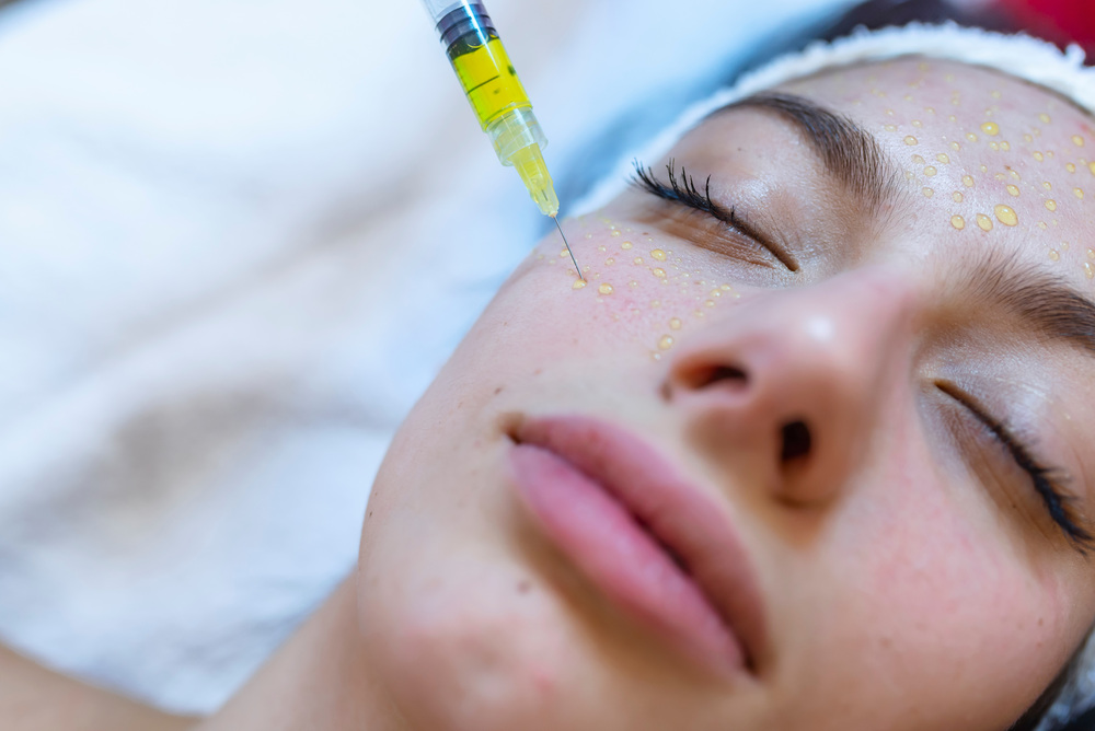 顔に注入する様子