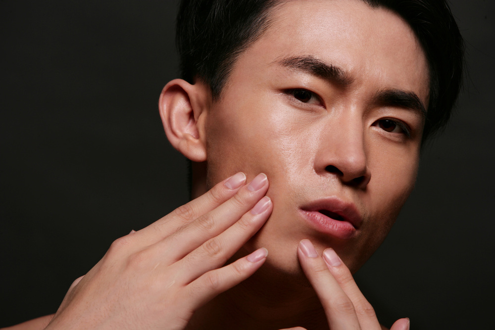 顔を気にする男性